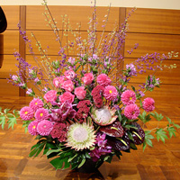 五反田の花屋 ダリアやバンダ、プロテア、バラのモダンアレンジメント